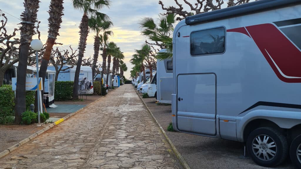 Husbilen på campingplats i Spanien