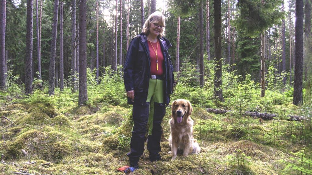 Elisabeth i skogen med hunden Gösta