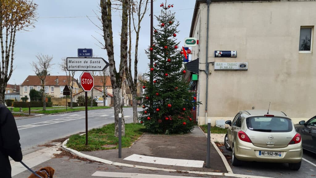 Fransk julgran mitt på trottoaren