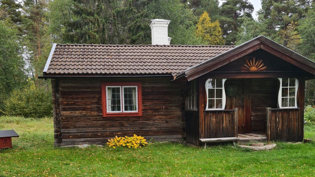 Gammal stuga i Rättvik vid Enåbadets camping