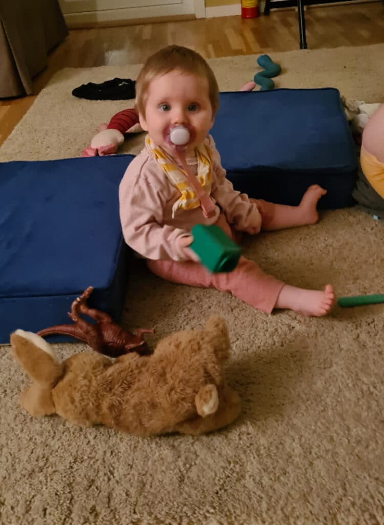 iselin-sitter-i-vardagsrum Iselin sitter på golvet