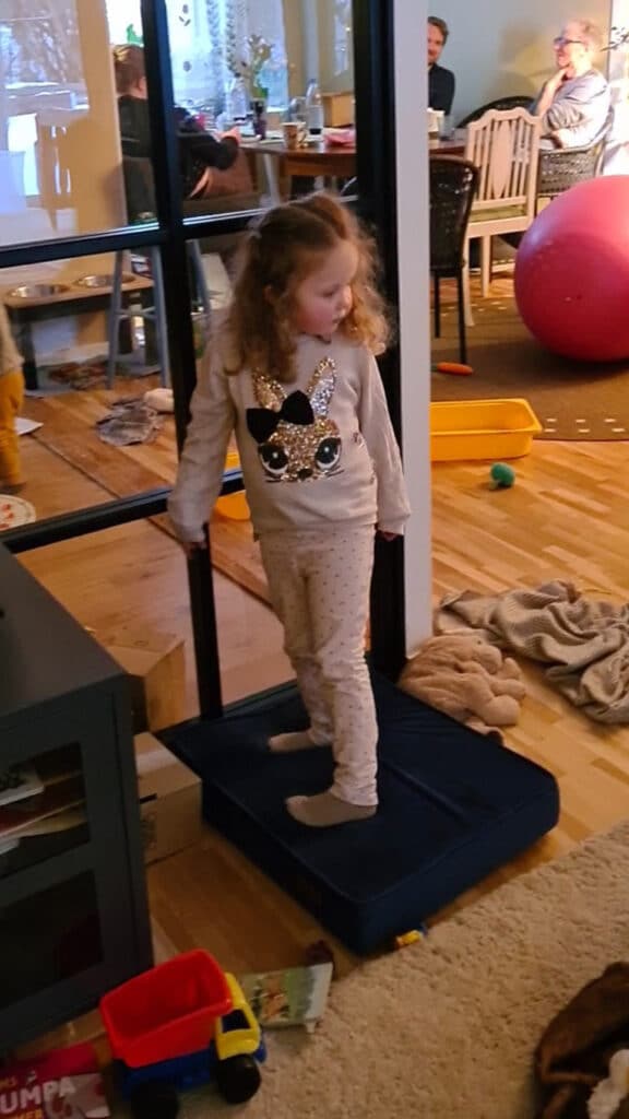 izzy-leker-i-vardagsrummet Izzy leker i vardagsrummet