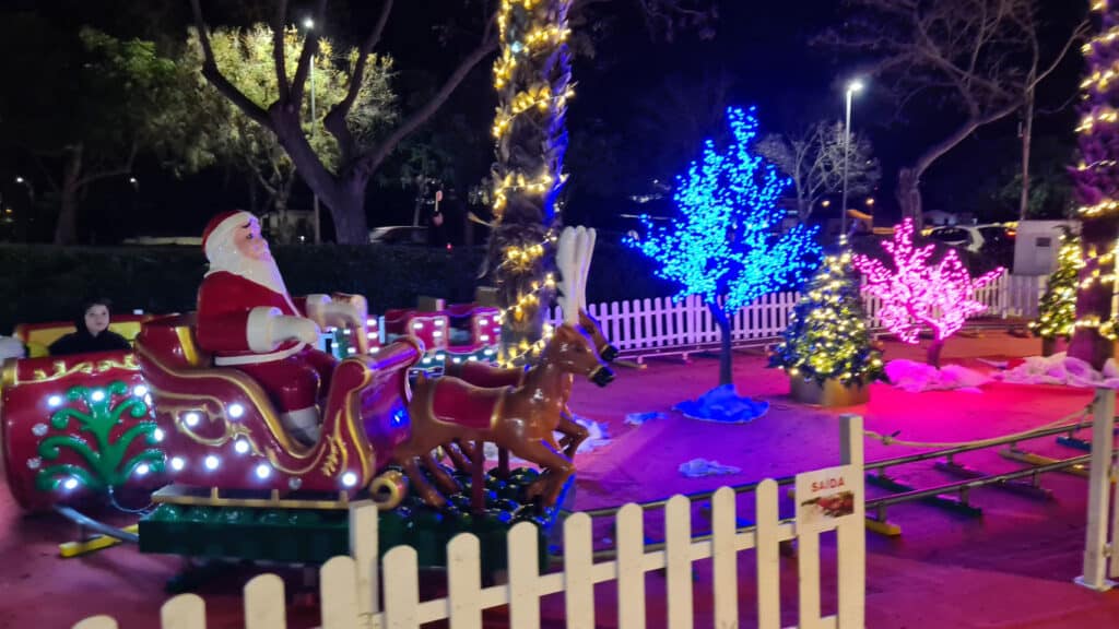 Jultomten i Silves kör runt sitt jultåg
