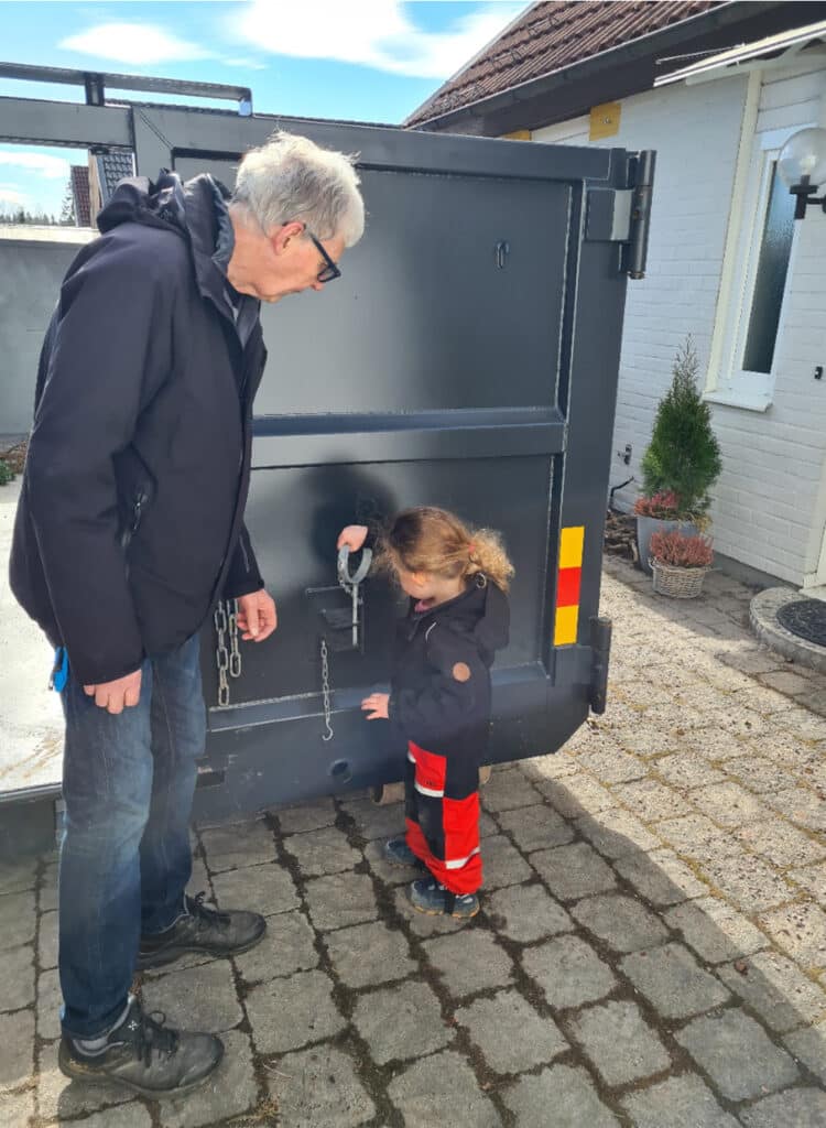 morfar-izzy-undersoker-container Morfar och Izzy undersöker containern