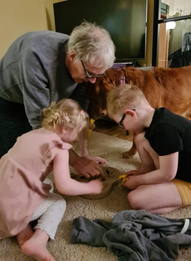 soren-juni-aksel-august-spelar-spel Sören, Juni och August spelar spel med Aksel