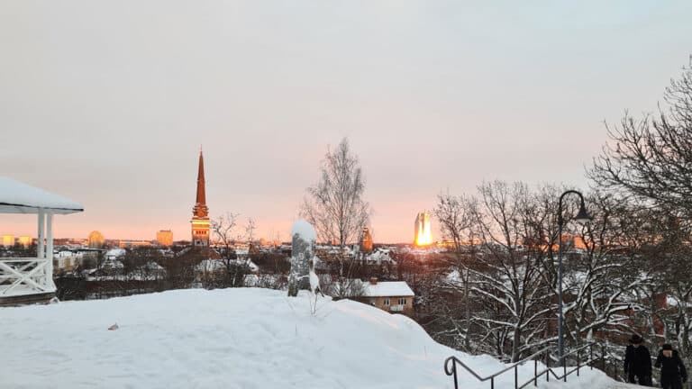 Vinter-vy över Västerås med domkyrkotornet